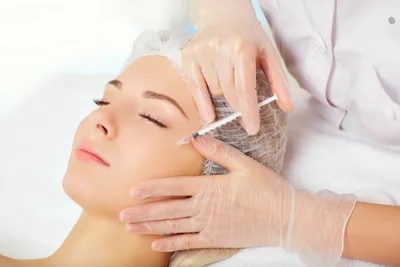 Hialurono rūgšties užpildų procedūra Saulė Ra Dermatology Clinic